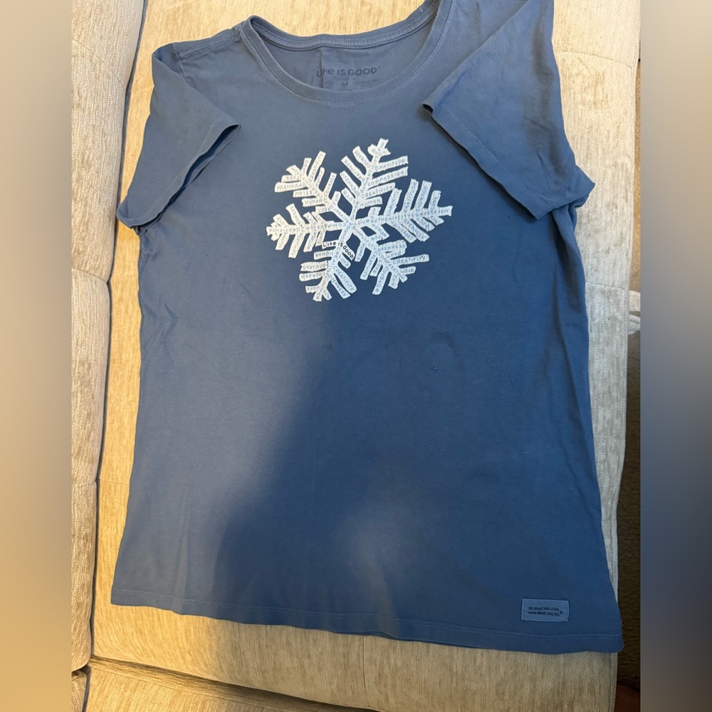 Life Is Good Women’s Sz M Tee with Snowflake on Blue